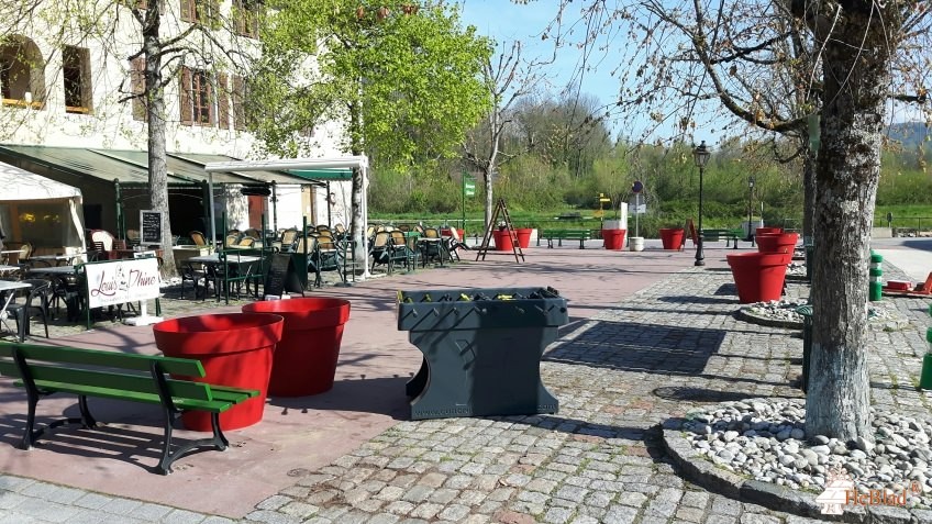 Place de la Mairie de Chanaz  de Chanaz