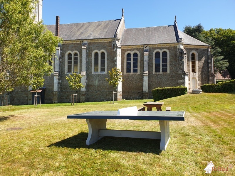 Place a coté de l'église de Le Grais