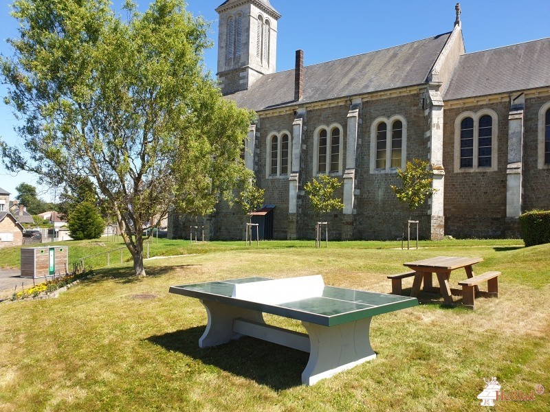 Place a coté de l'église de Le Grais