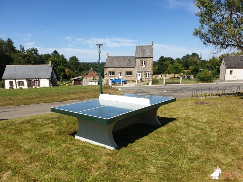 Place a coté de l'église de Le Grais