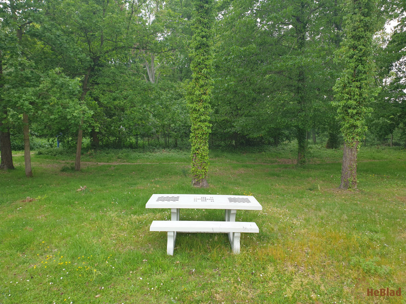 Parking de Salle de fêtes de la commune de Saint-Sébastien-De-Morsent