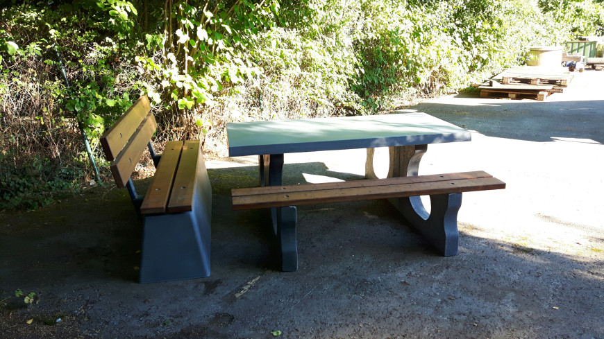 Banc DeLuxe en béton anthracite avec dossier