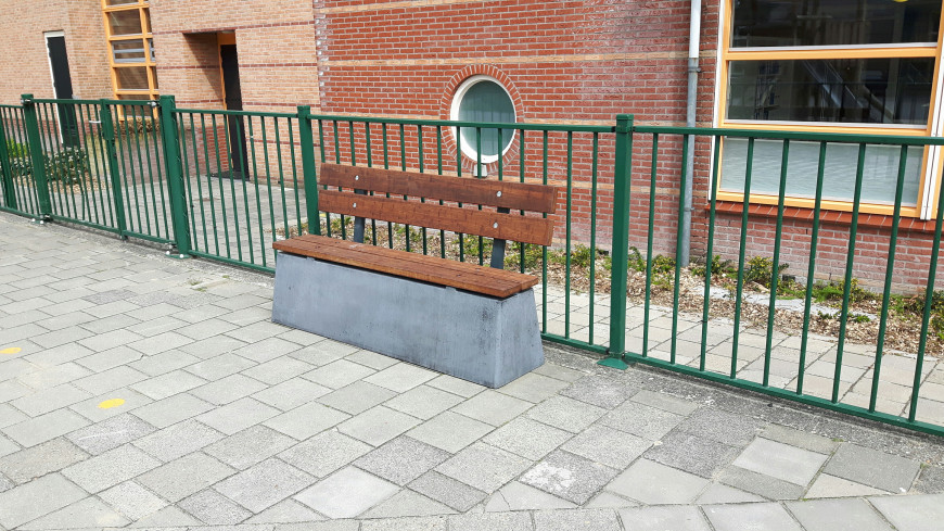 Banc DeLuxe en béton anthracite avec dossier