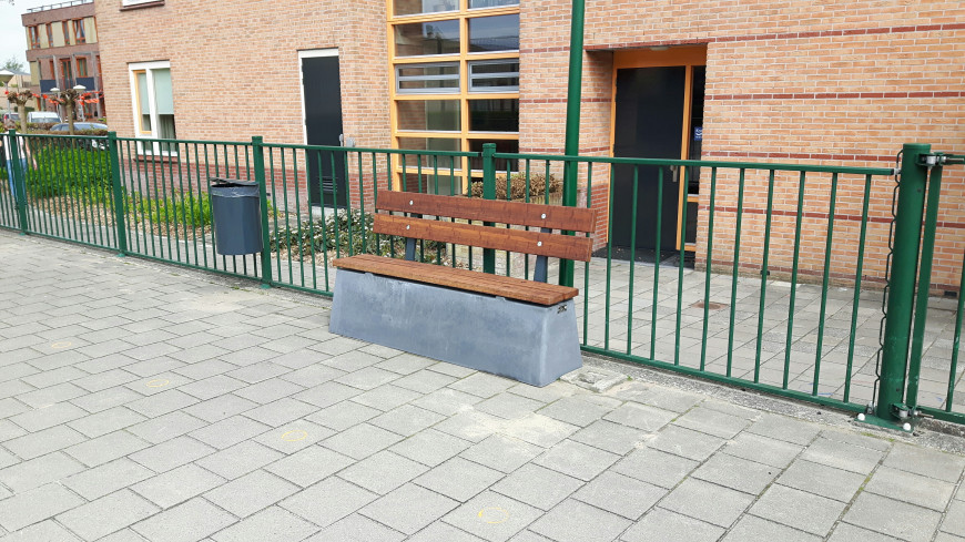 Banc DeLuxe en béton anthracite avec dossier