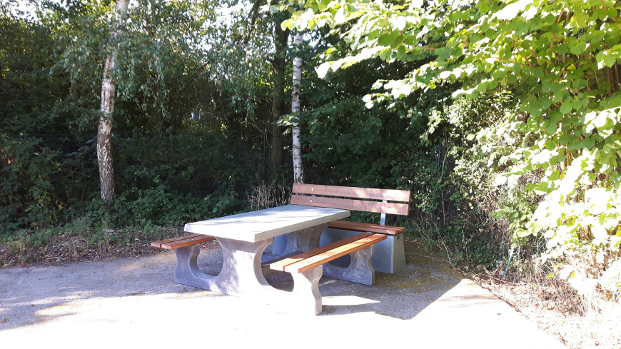 Banc DeLuxe en béton anthracite avec dossier