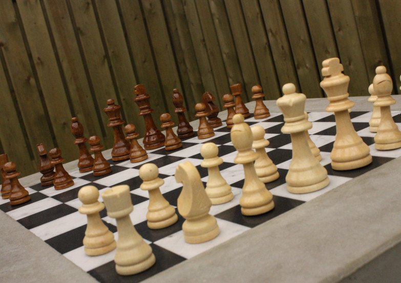 Banc d'échecs béton naturel