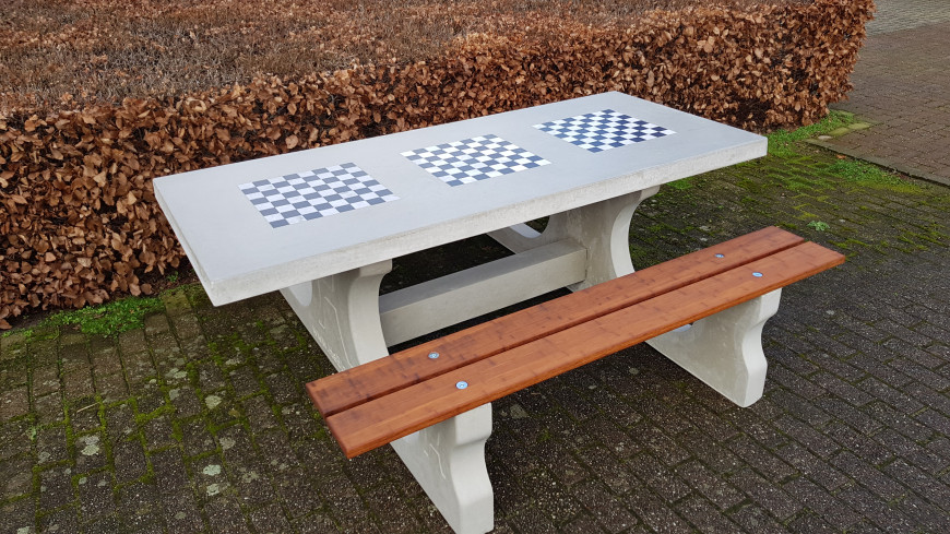 Table de jeux en béton naturel avec 3 échiquiers
