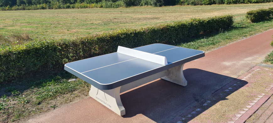 Table ping-pong en béton anthracite, angles arrondis, plein air. - HeBlad