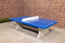 Table ping-pong en bleue, angles arrondis et lignes blanches