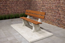 Banc de parc en différentes couleurs avec plaque de fond