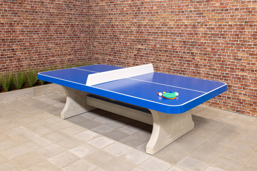Table de ping-pong bleue, angles arrondies