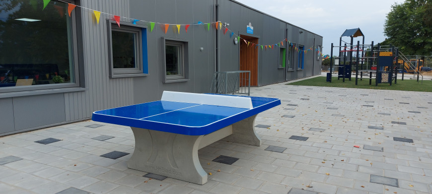 Table de ping-pong bleue, angles arrondies