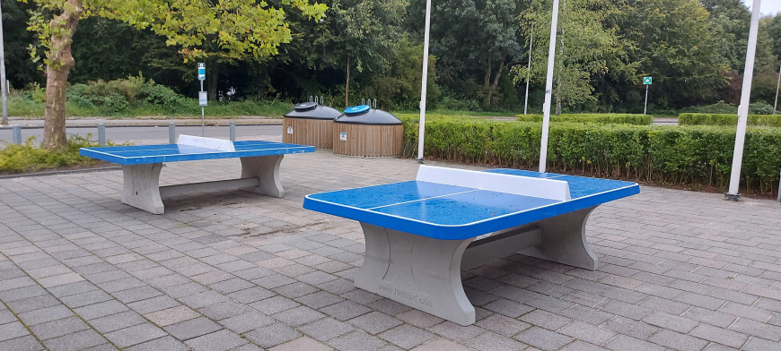 Table de ping-pong bleue, angles arrondies