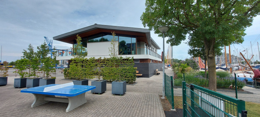 Table de ping-pong bleue, angles arrondies