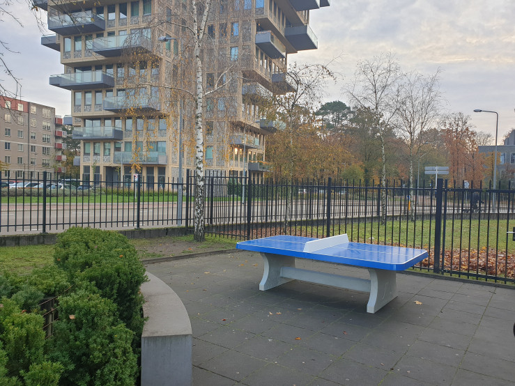 Table de ping-pong bleue, angles arrondies