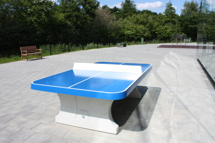 Table de ping-pong bleue, angles arrondies