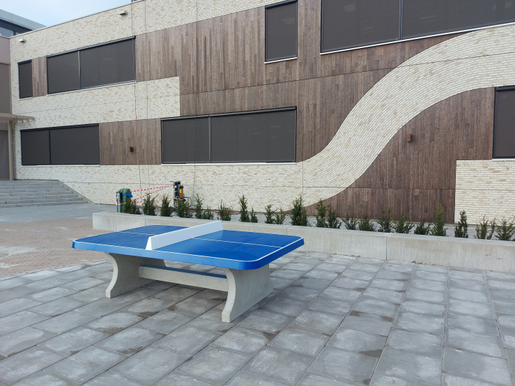 Table de ping-pong bleue, angles arrondies